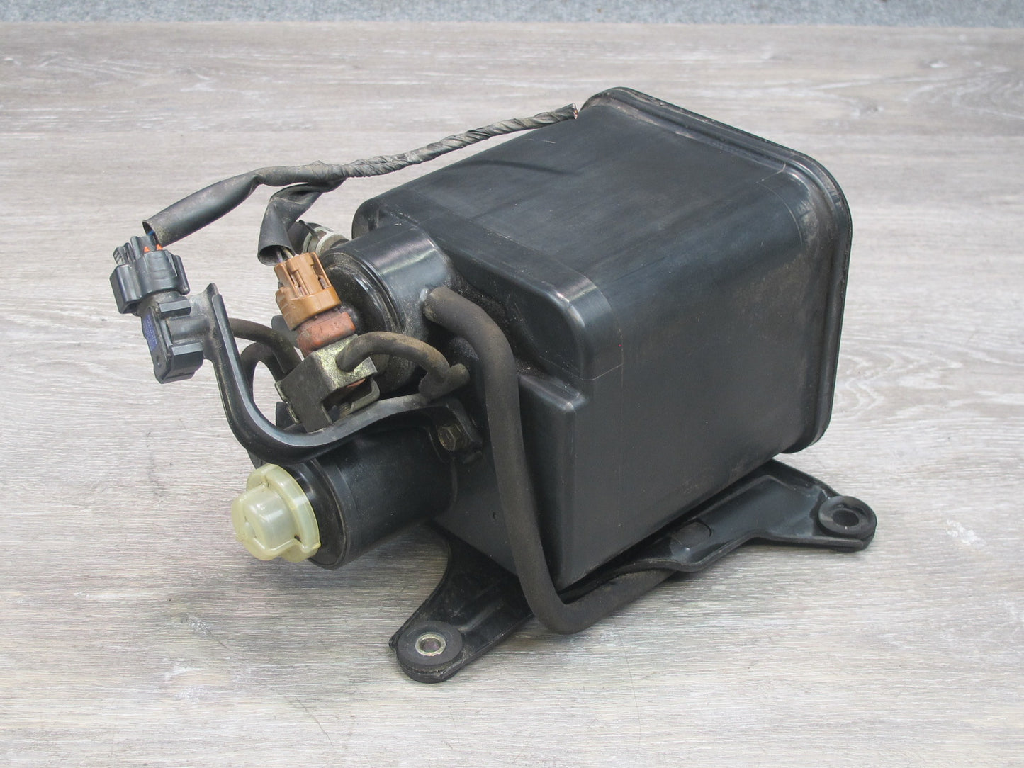 96-98 Lexus LS400 UCF20L Fuel Vapor Charcoal Canister 77740-50042 OEM
