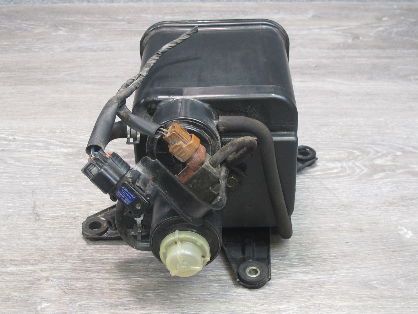 96-98 Lexus LS400 UCF20L Fuel Vapor Charcoal Canister 77740-50042 OEM