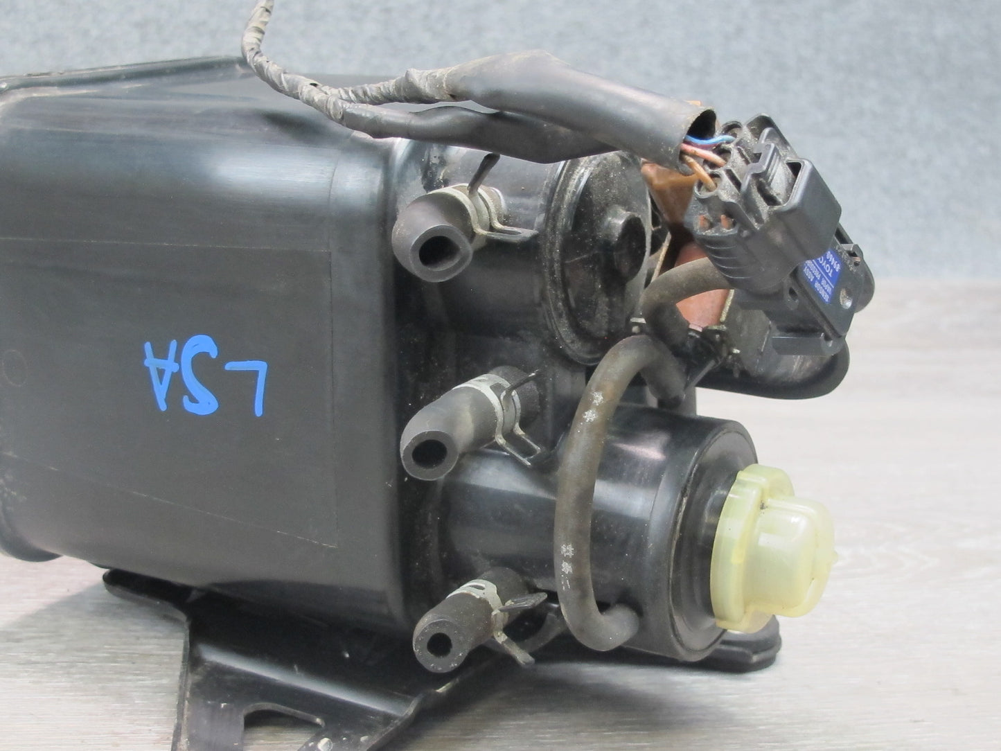 96-98 Lexus LS400 UCF20L Fuel Vapor Charcoal Canister 77740-50042 OEM