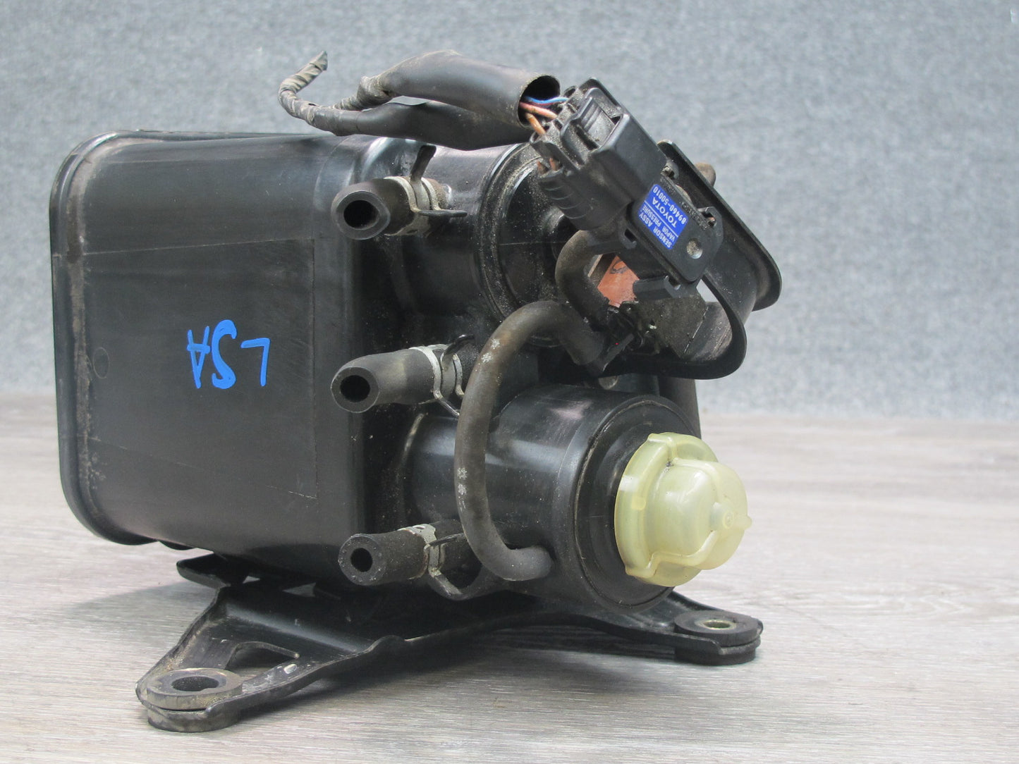 96-98 Lexus LS400 UCF20L Fuel Vapor Charcoal Canister 77740-50042 OEM