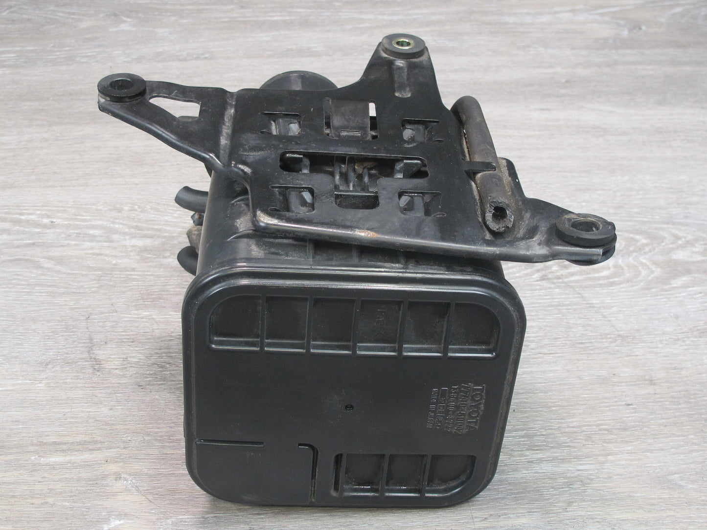 96-98 Lexus LS400 UCF20L Fuel Vapor Charcoal Canister 77740-50042 OEM