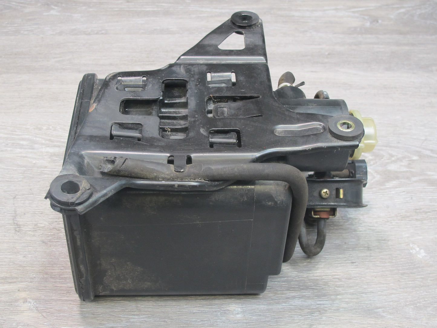 96-98 Lexus LS400 UCF20L Fuel Vapor Charcoal Canister 77740-50042 OEM