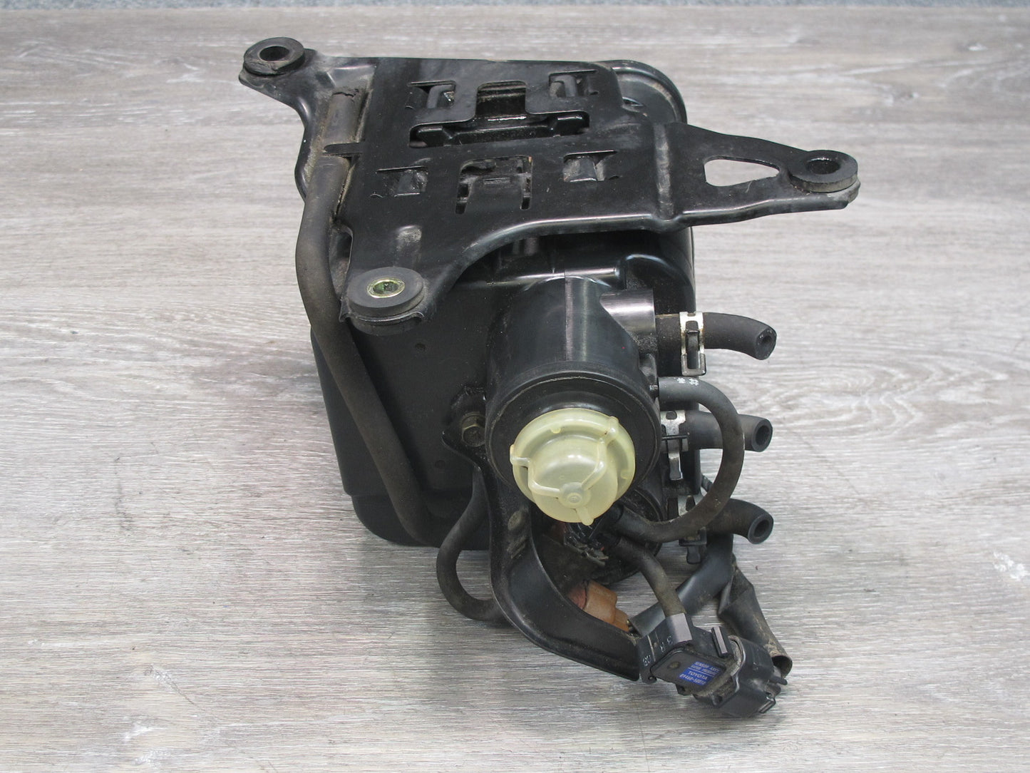 96-98 Lexus LS400 UCF20L Fuel Vapor Charcoal Canister 77740-50042 OEM