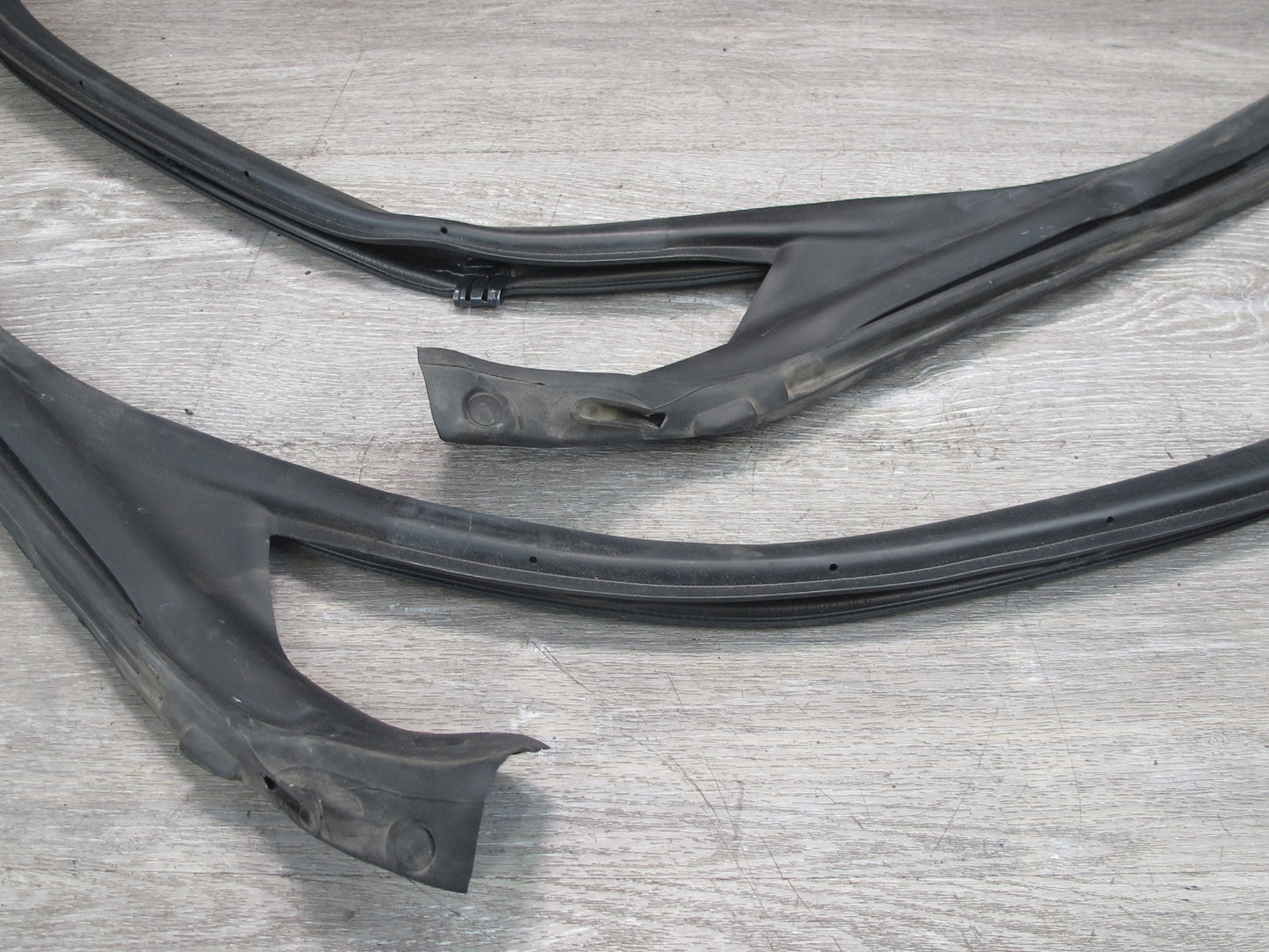 10-15 Lexus IS350 Convertible Windshield Weatherstrip Rubber Seal Gasket Frame