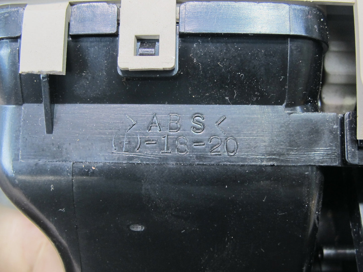 95-97 Lexus UCF20L LS400 Rear Center Console Air Vent 58860-50020 OEM