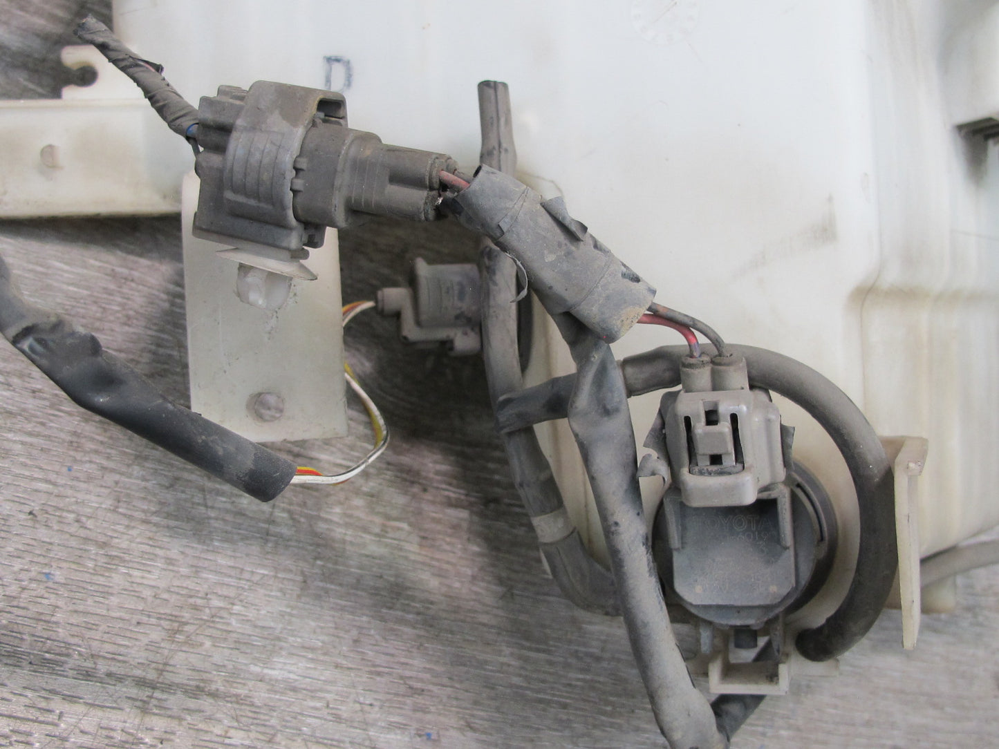2003-2009 Lexus GX470 Windshield Washer Fluid Reservoir Tank W/ Filler Neck Pump