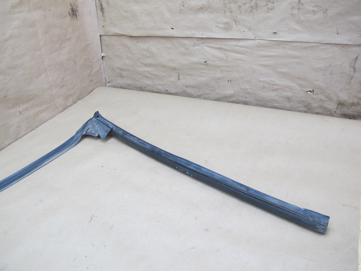 94-02 Mercedes R129 Front Windshield Weatherstrip Rubber Seal Gasket Set OEM