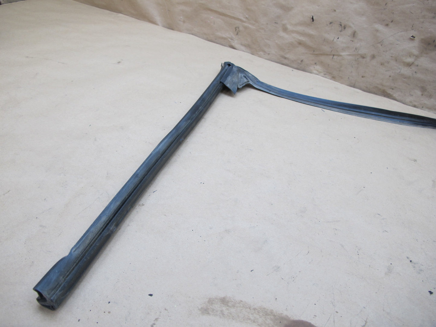94-02 Mercedes R129 Front Windshield Weatherstrip Rubber Seal Gasket Set OEM