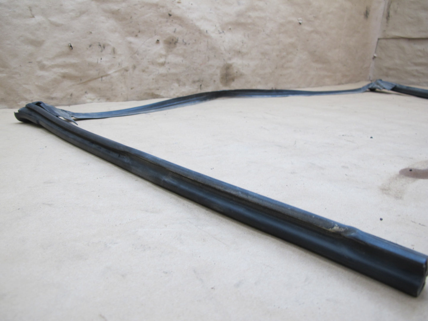 94-02 Mercedes R129 Front Windshield Weatherstrip Rubber Seal Gasket Set OEM