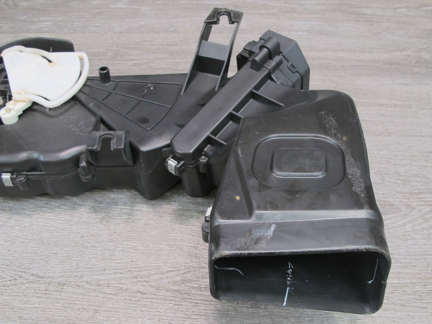 2006-2012 Bentley Flying Spur Left Driver Side Under Seat Heater Duct Air Vent