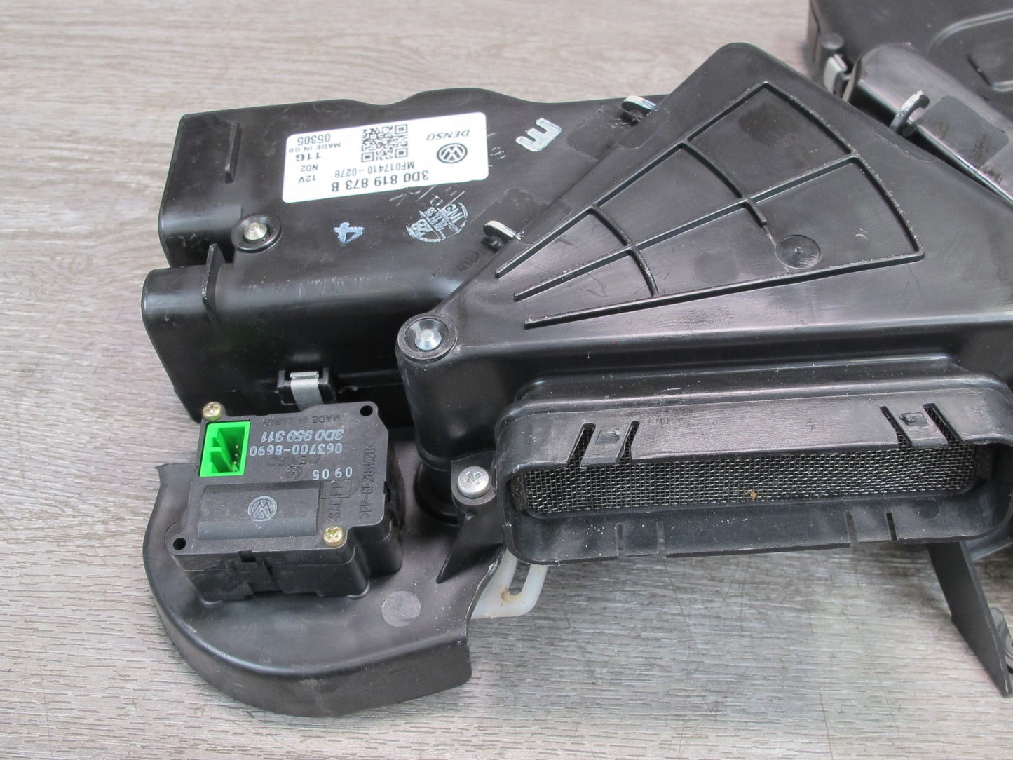 2006-2012 Bentley Flying Spur Left Driver Side Under Seat Heater Duct Air Vent