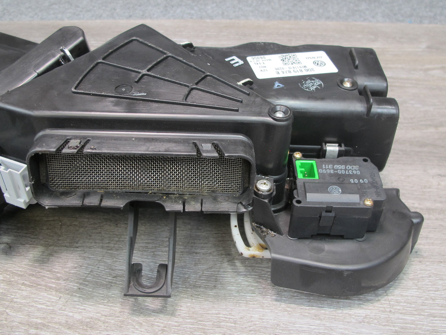 2006-2012 Bentley Flying Spur Right Pass Side Under Seat Heater Duct Air Vent