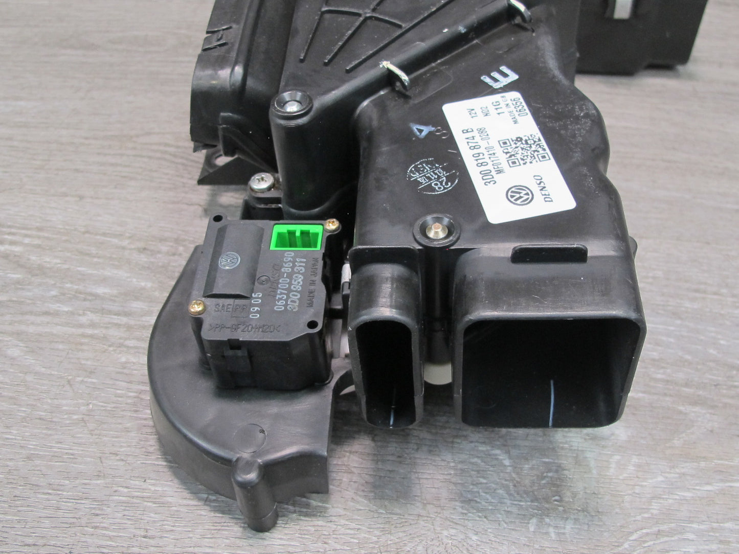 2006-2012 Bentley Flying Spur Right Pass Side Under Seat Heater Duct Air Vent