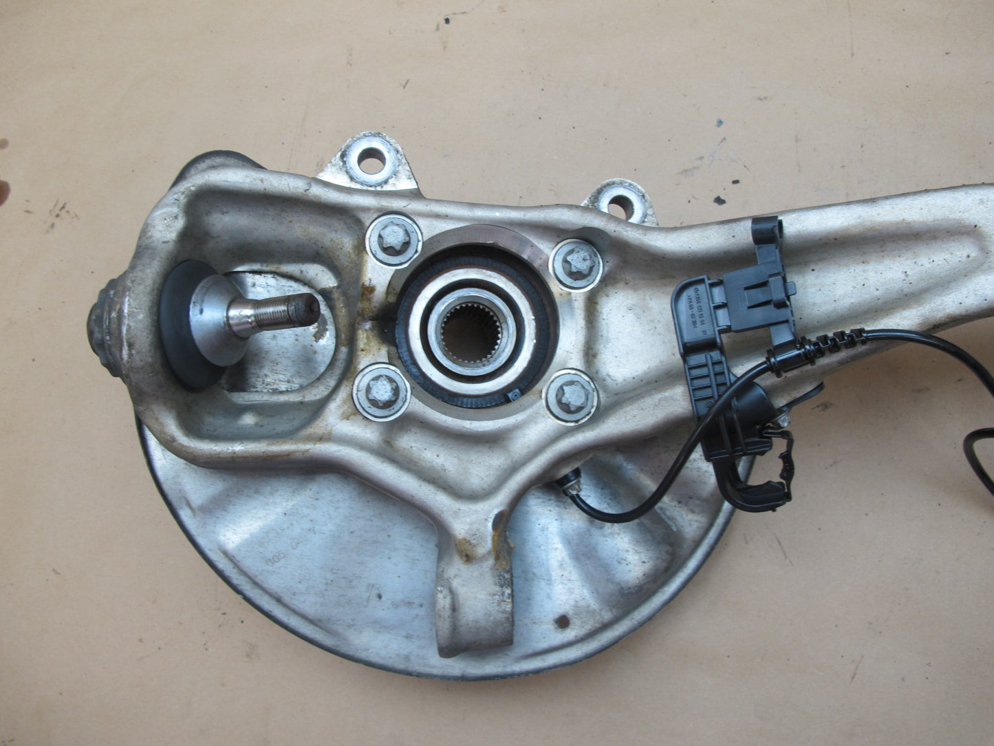 12-18 Mercedes W166 GLE ML Front Left Spindle Knuckle Wheel Hub Bearing OEM