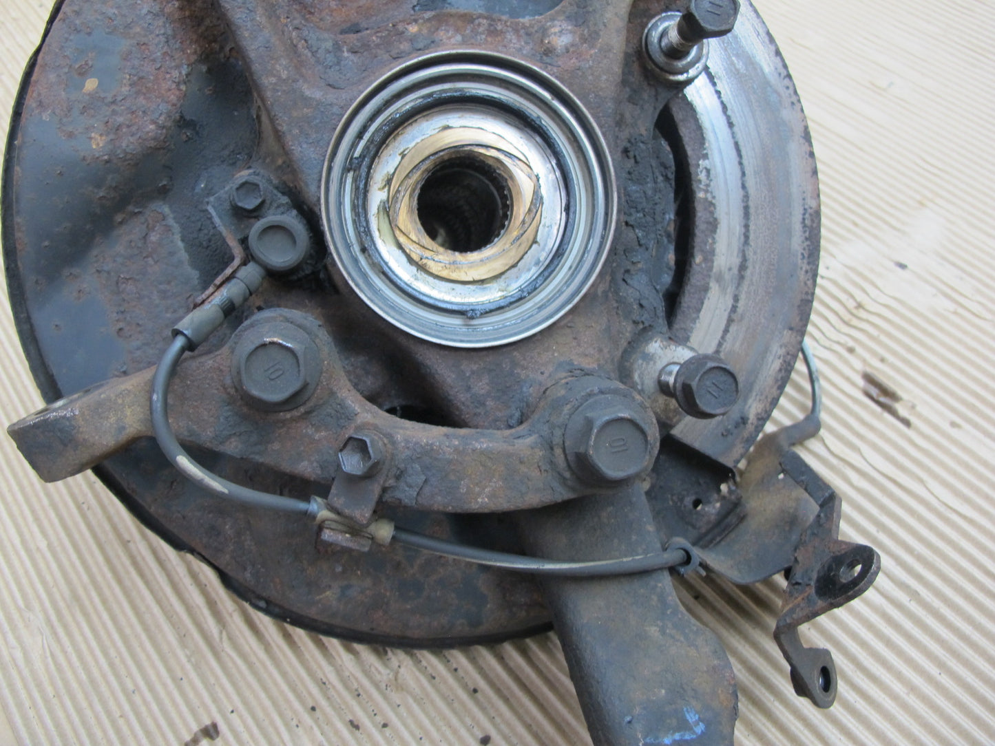 1998-2007 Lexus J100 LX470 Front Left Side Spindle Knuckle Wheel Hub Bearing