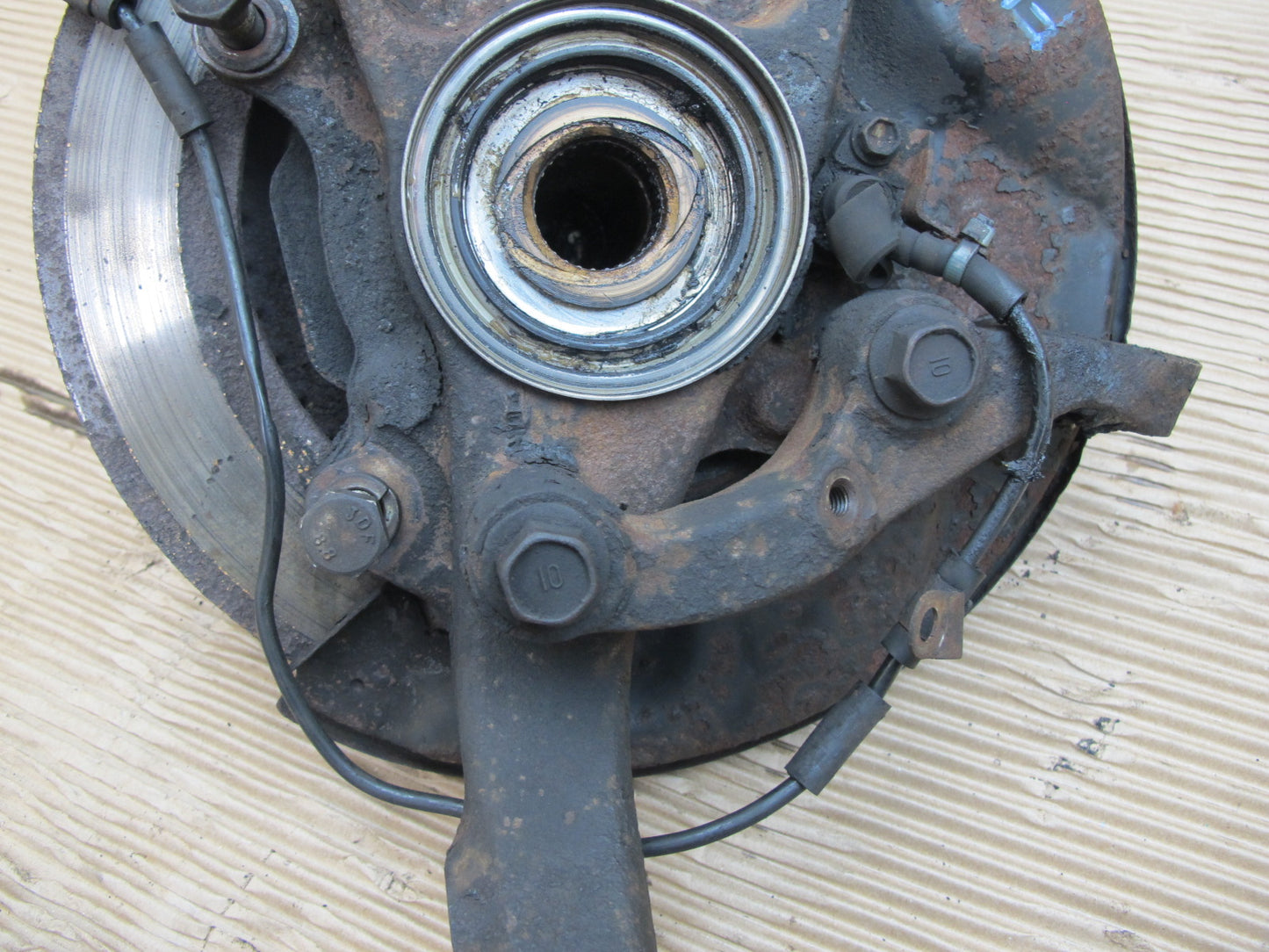 1998-2007 Lexus J100 LX470 Front Right Side Spindle Knuckle Wheel Hub Bearing