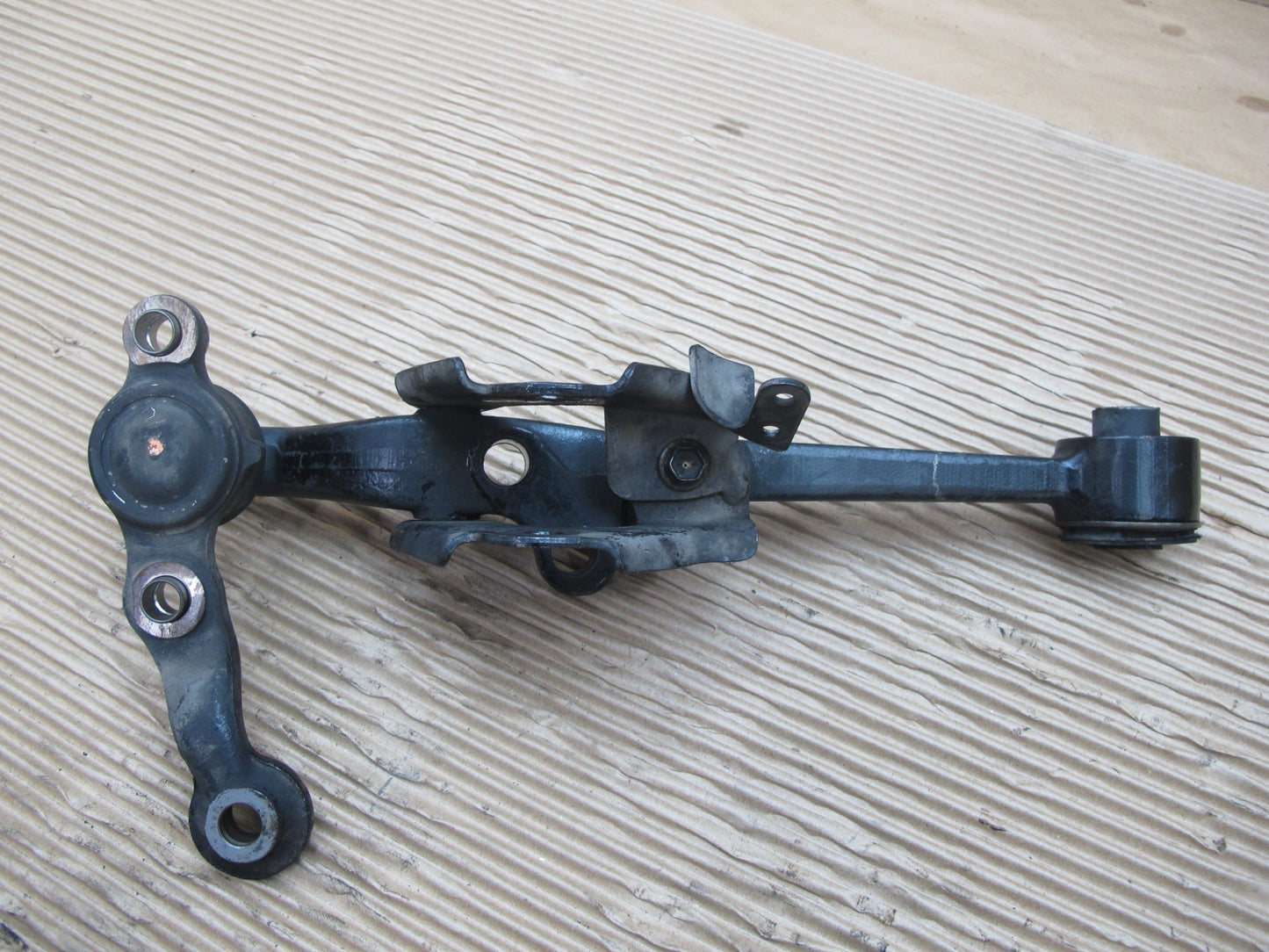01-05 Lexus JCE10L IS300 Set of 2 Front Left Suspension Lower Control Arm OEM