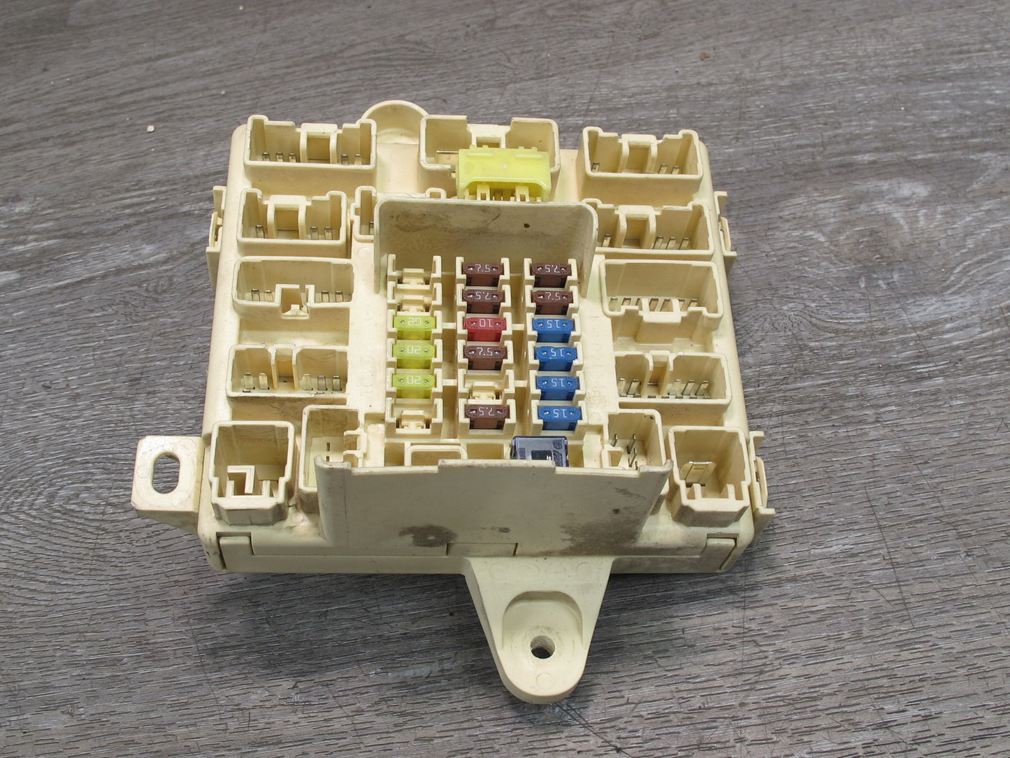 02-05 Lexus JCE10L IS300 Right Junction Fuse Relay Box OEM