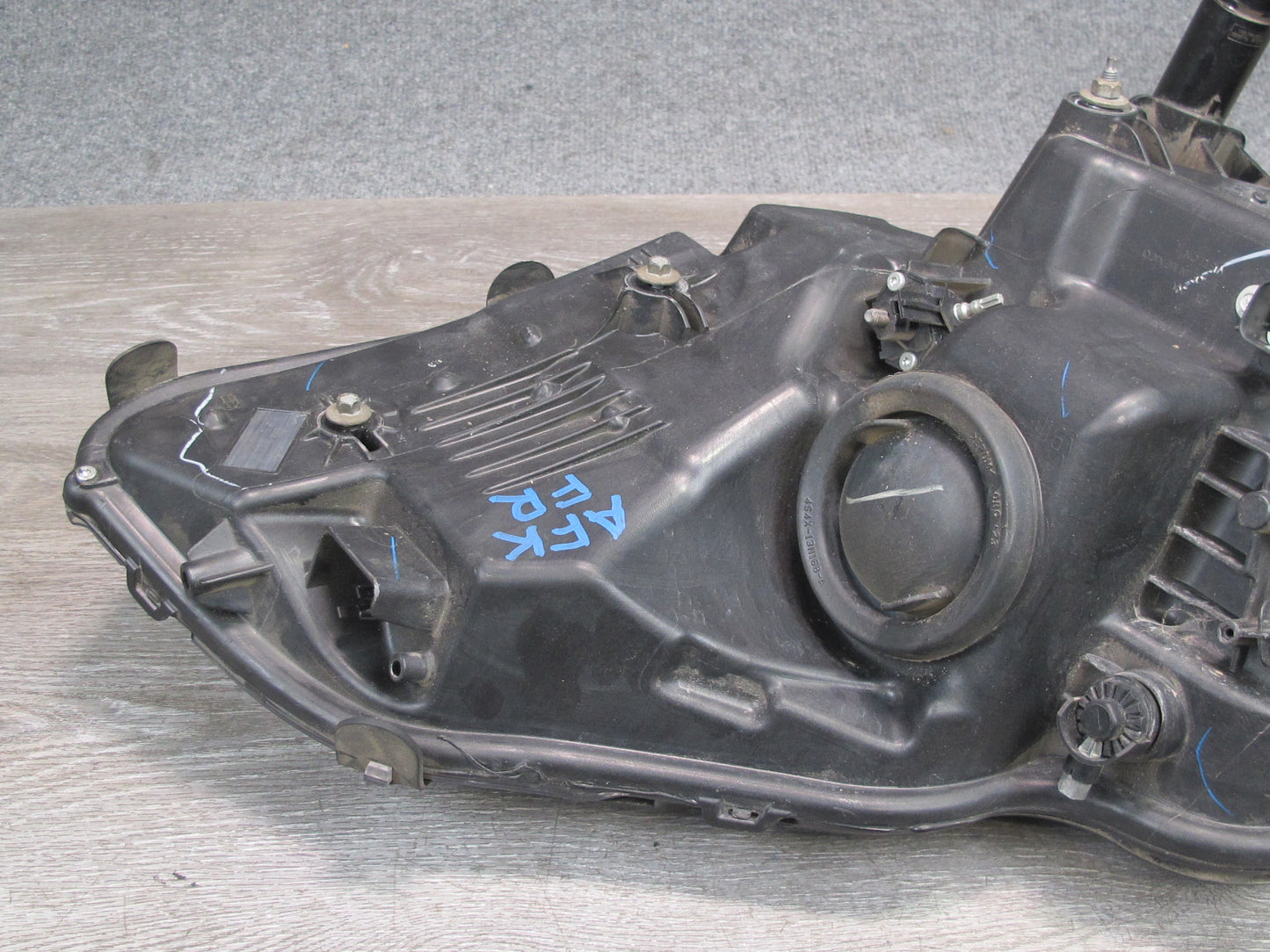 11-12 Fisker Karma Front Right Bi-xenon Headlight Lamp C131176101200 OEM