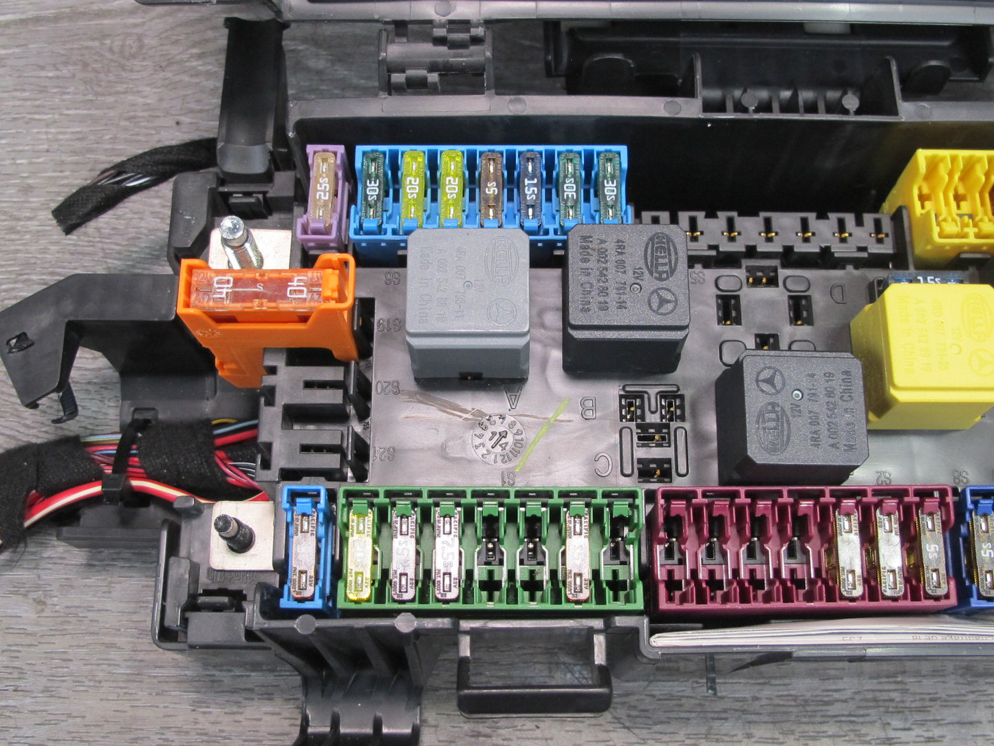 13-15 Mercedes W166 X166 Engine Bay Fuse Relay Box Module OEM