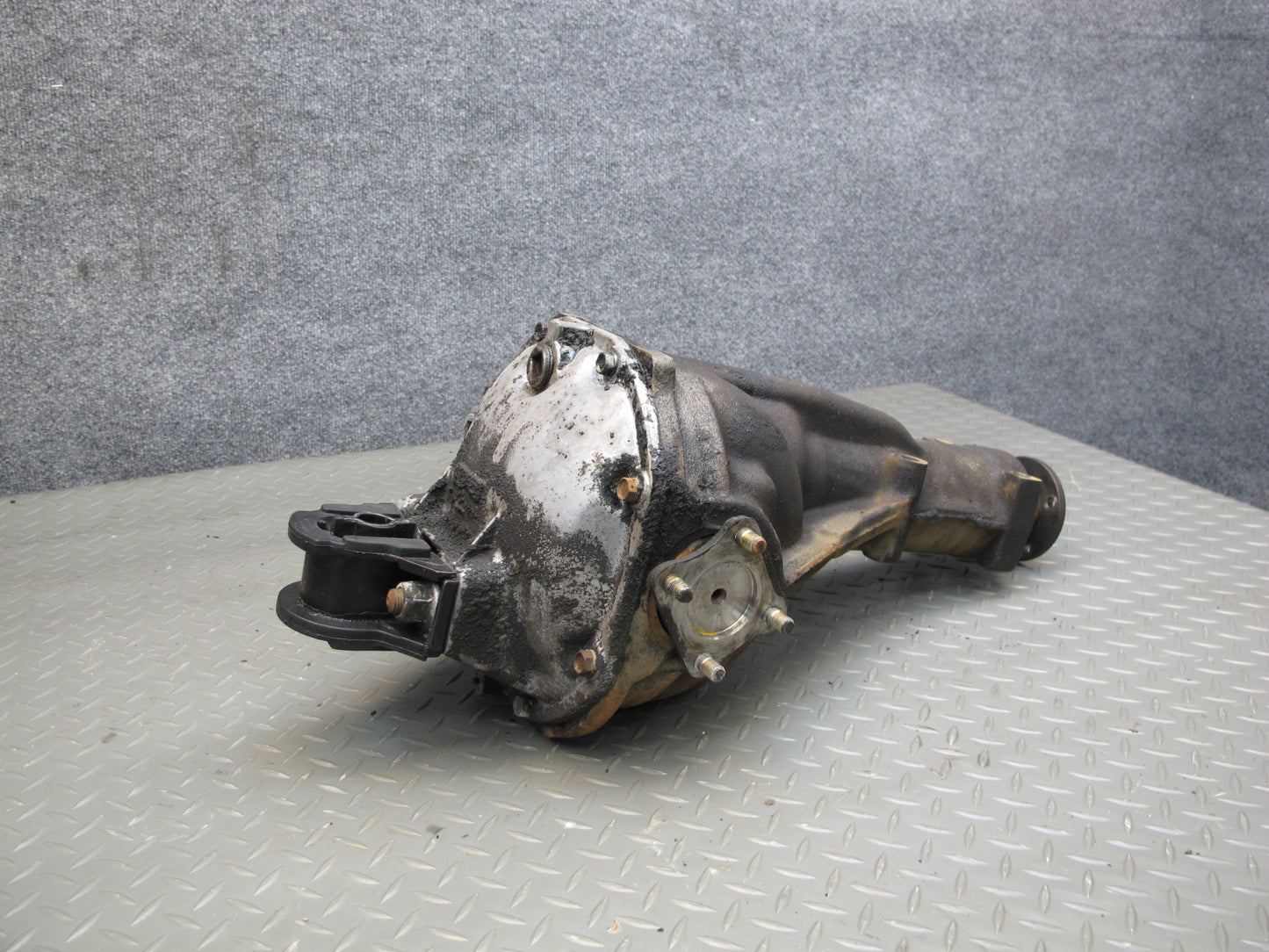 79-83 Datsun Nissan 280ZX L28E MT 2+0 Rear Differential Carrier 3:90 Ratio OEM