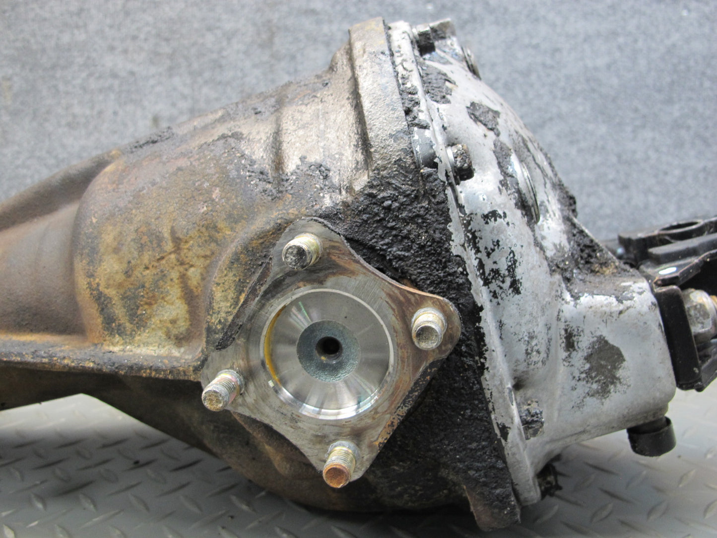 79-83 Datsun Nissan 280ZX L28E MT 2+0 Rear Differential Carrier 3:90 Ratio OEM
