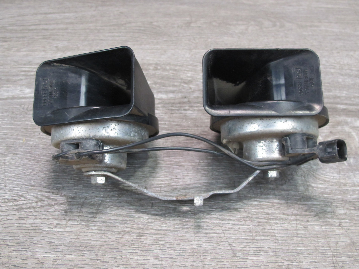 11-12 Fisker Karma High & Low Tone Note Pitch Horn Signal & Bracket Set OEM