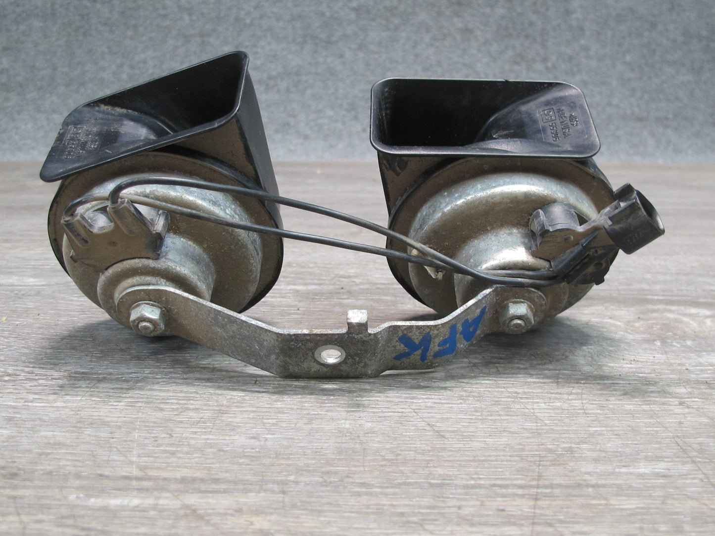 11-12 Fisker Karma High & Low Tone Note Pitch Horn Signal & Bracket Set OEM
