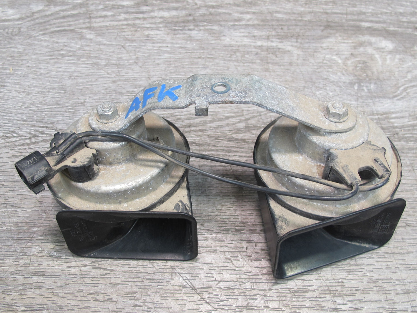 11-12 Fisker Karma High & Low Tone Note Pitch Horn Signal & Bracket Set OEM