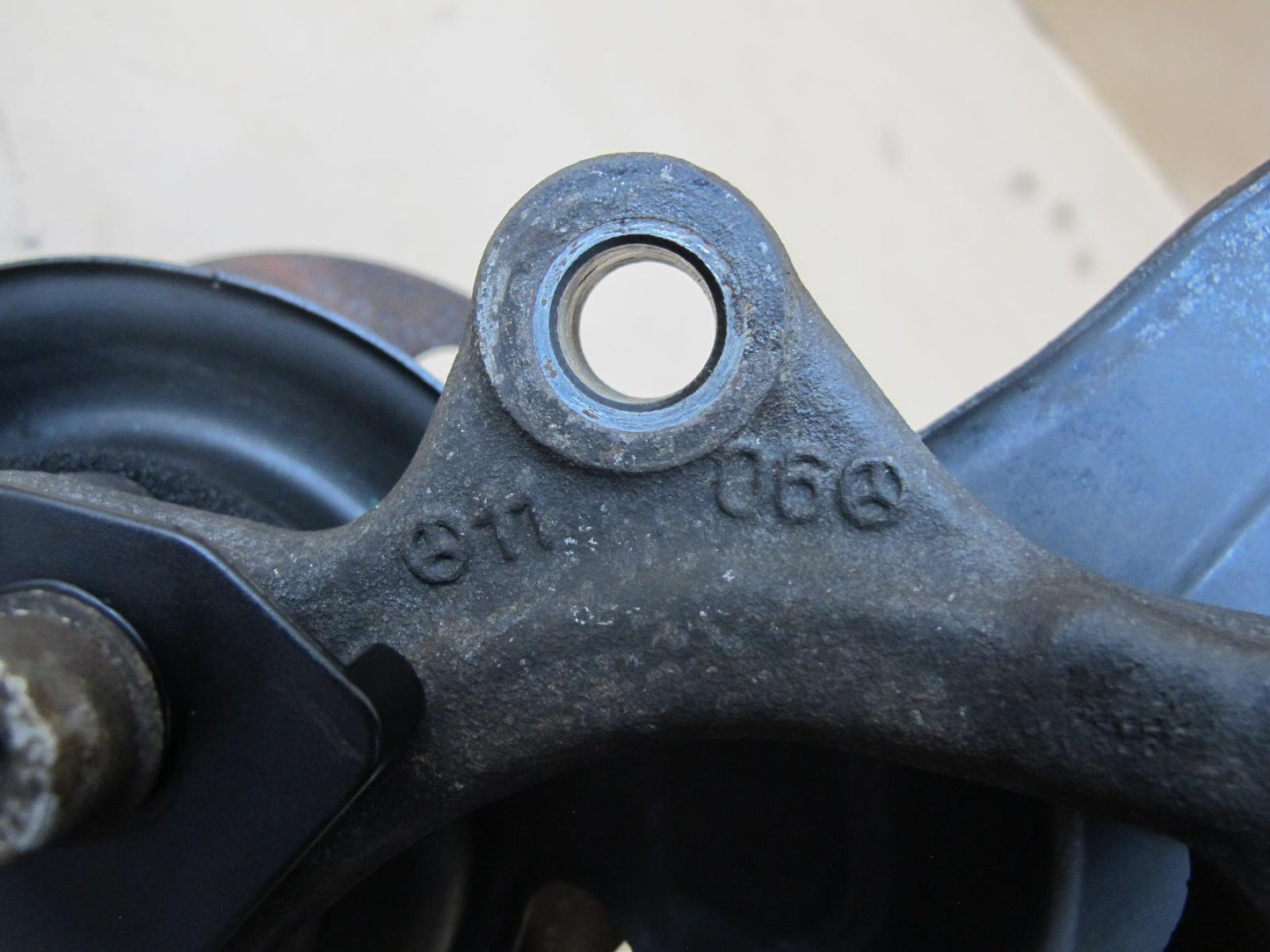 03-08 Mercedes R230 Sl-class Front Right Spindle Knuckle Wheel Hub Bearing OEM