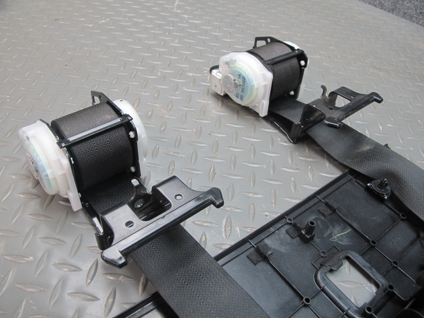 10-15 LEXUS IS250 IS350 CONVERTIBLE REAR RIGHT & LEFT SIDE SEATBELT RETRACTOR SET OEM