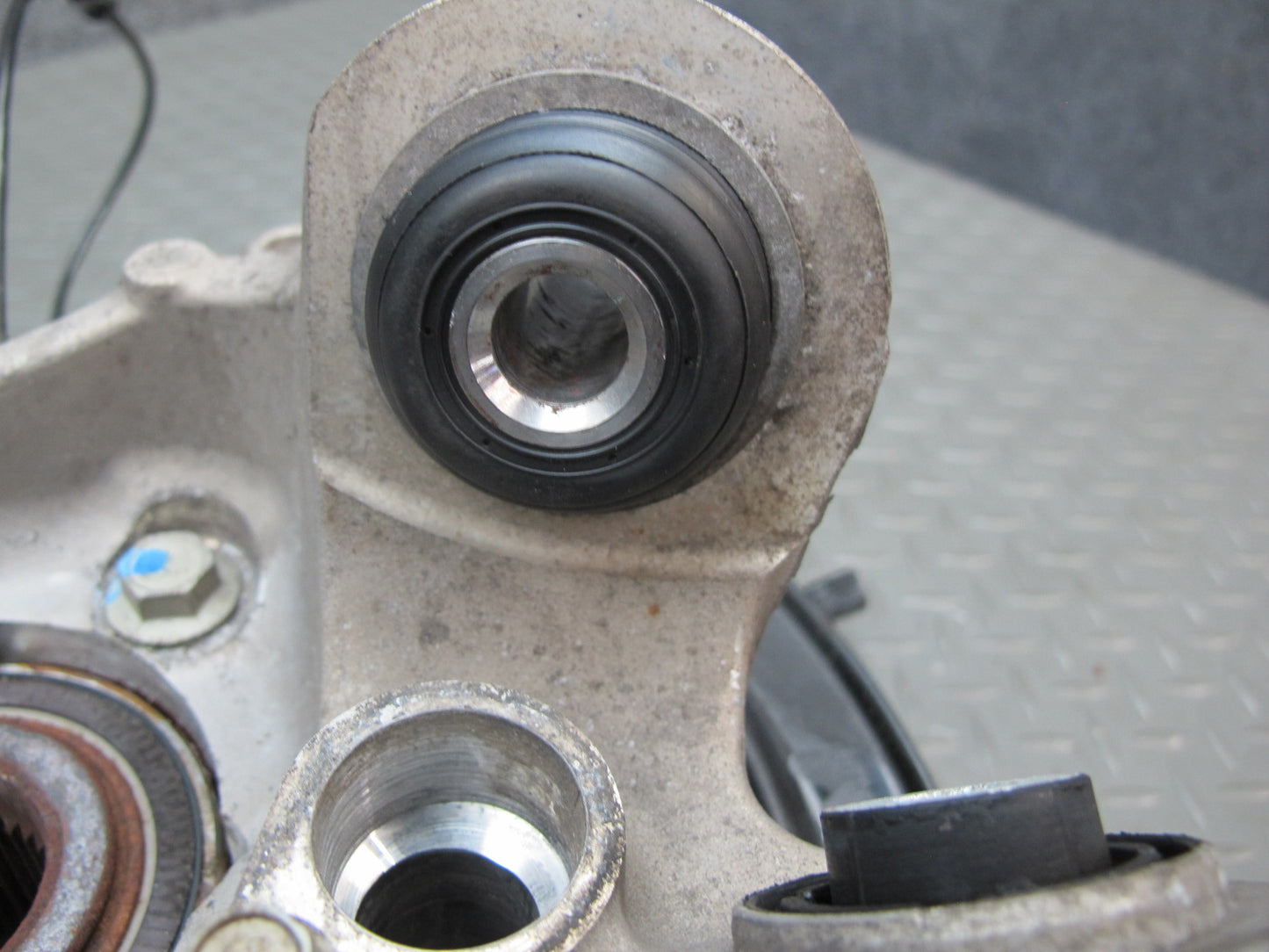 16-23 Chevrolet Camaro SS 6.2 Rear Right Spindle Knuckle Wheel Hub Bearing OEM