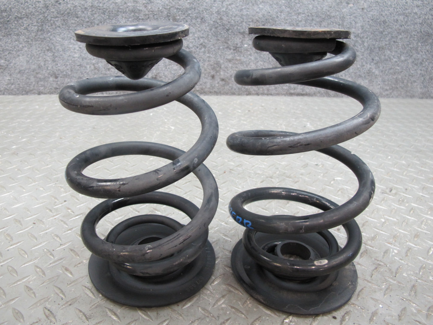 09-16 BMW E89 Z4 Set of 2 Rear Left & Right Suspension Coil Spring OEM