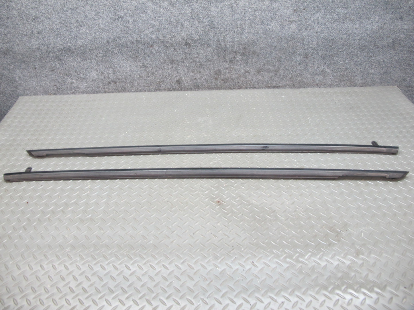 16-23 Chevrolet Camaro Door Window Weatherstrip Molding Strip Seal Set OEM