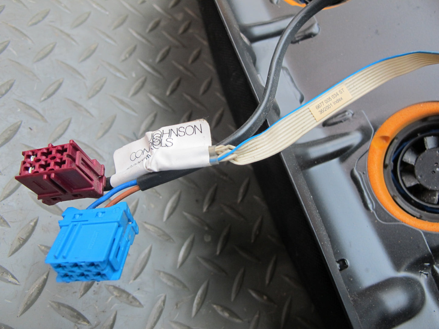 03-08 Mercedes R230 Front Left Seat Designo Perforated Lower Leather Cushion