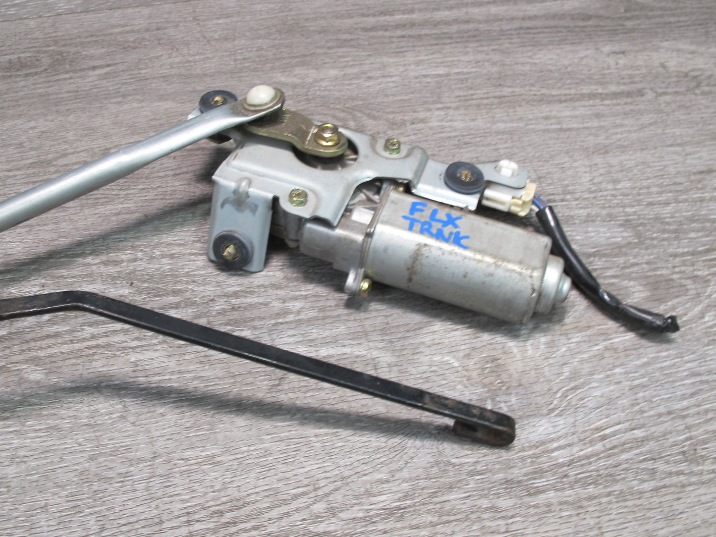 1998-2007 Lexus J100L LX470 Rear Windshield Wiper Motor W/ Linkage & Arm