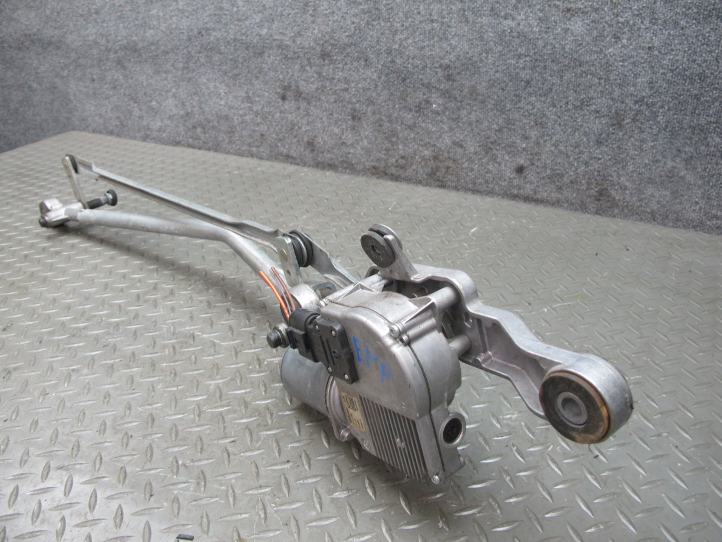 2010-2016 Porsche Panamera 970 Front Windshield Wiper Transmission Linkage Motor