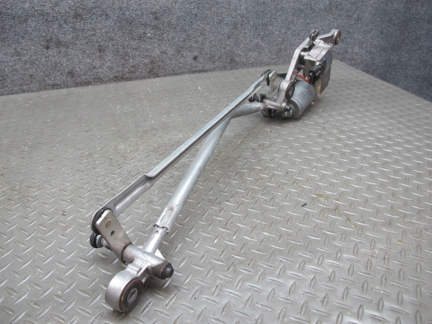 2010-2016 Porsche Panamera 970 Front Windshield Wiper Transmission Linkage Motor