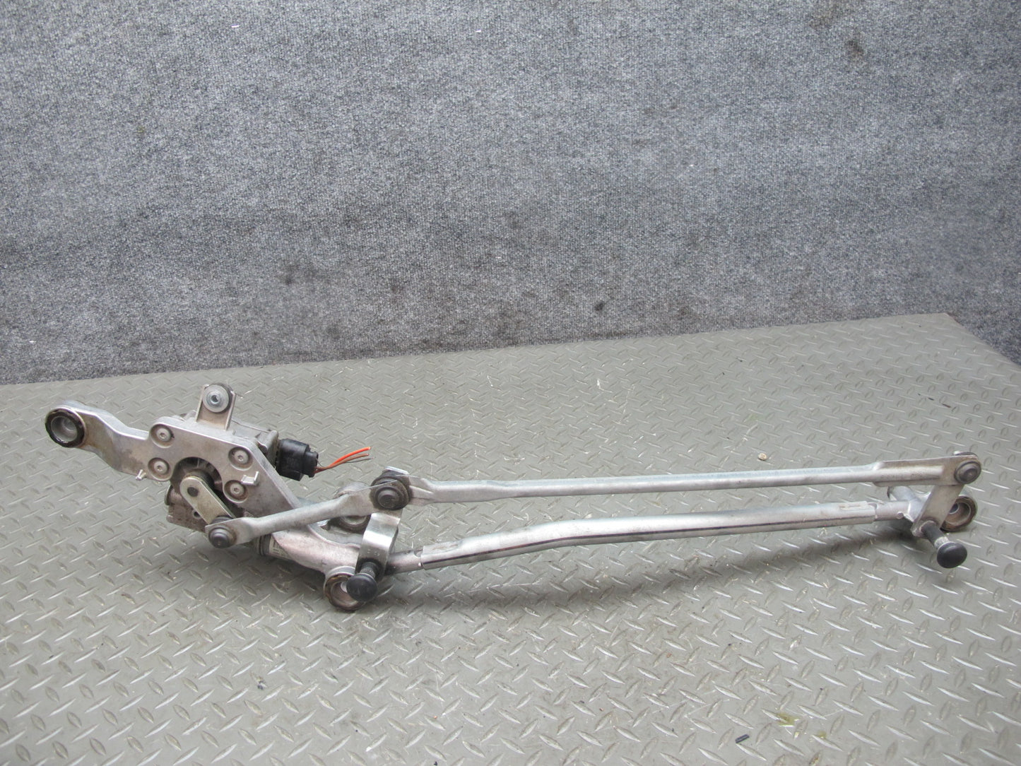 2010-2016 Porsche Panamera 970 Front Windshield Wiper Transmission Linkage Motor