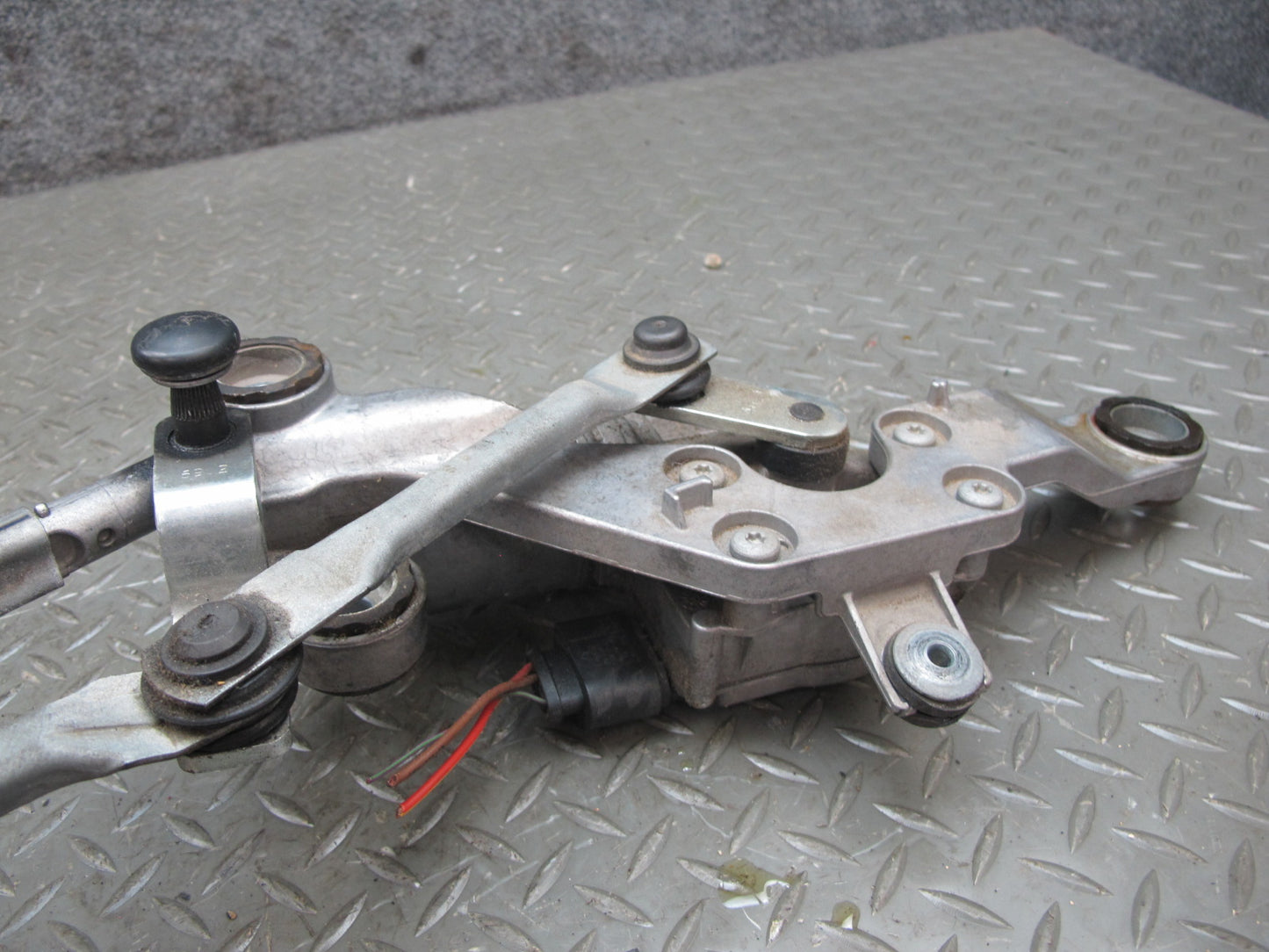 2010-2016 Porsche Panamera 970 Front Windshield Wiper Transmission Linkage Motor