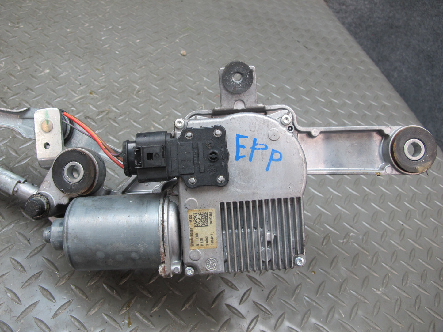 2010-2016 Porsche Panamera 970 Front Windshield Wiper Transmission Linkage Motor