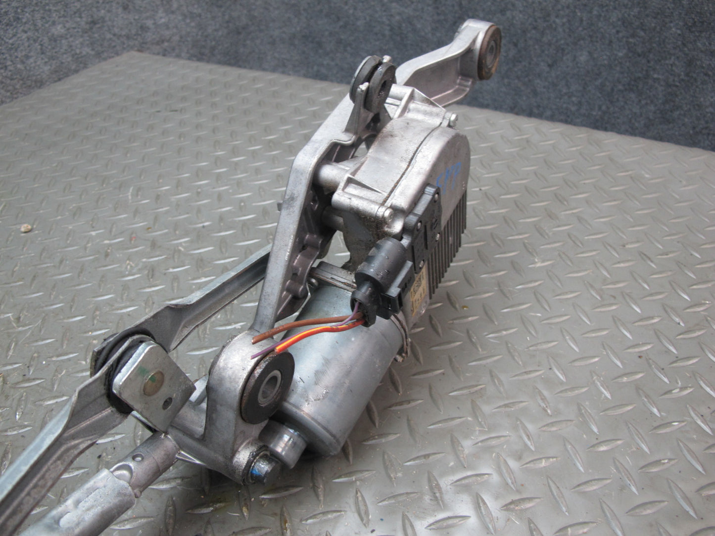 2010-2016 Porsche Panamera 970 Front Windshield Wiper Transmission Linkage Motor