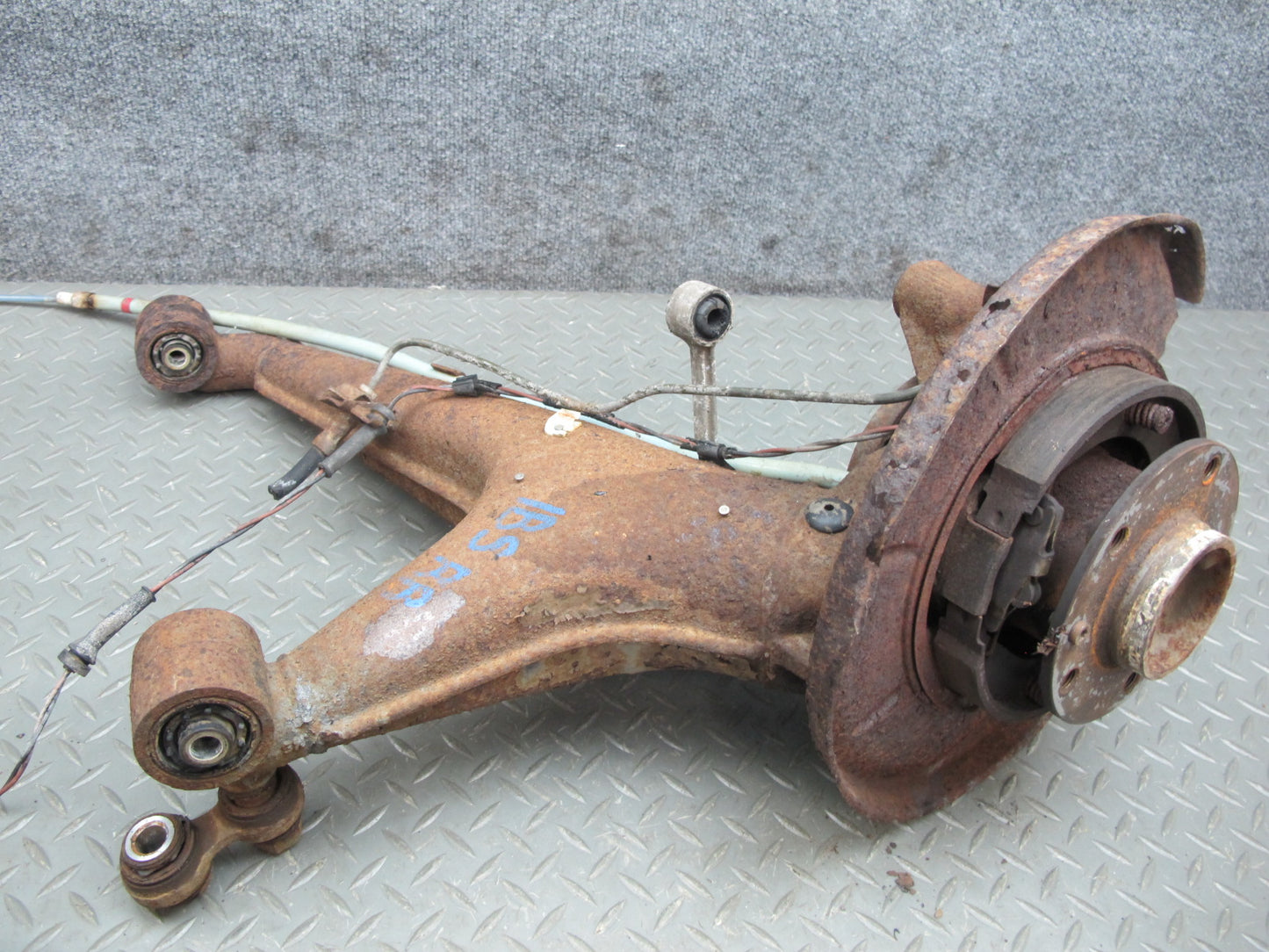 84-89 BMW E24 6-SERIES Rear Right Knuckle Wheel Hub Trailing Arm OEM