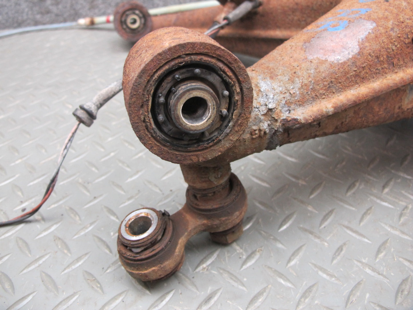 84-89 BMW E24 6-SERIES Rear Right Knuckle Wheel Hub Trailing Arm OEM