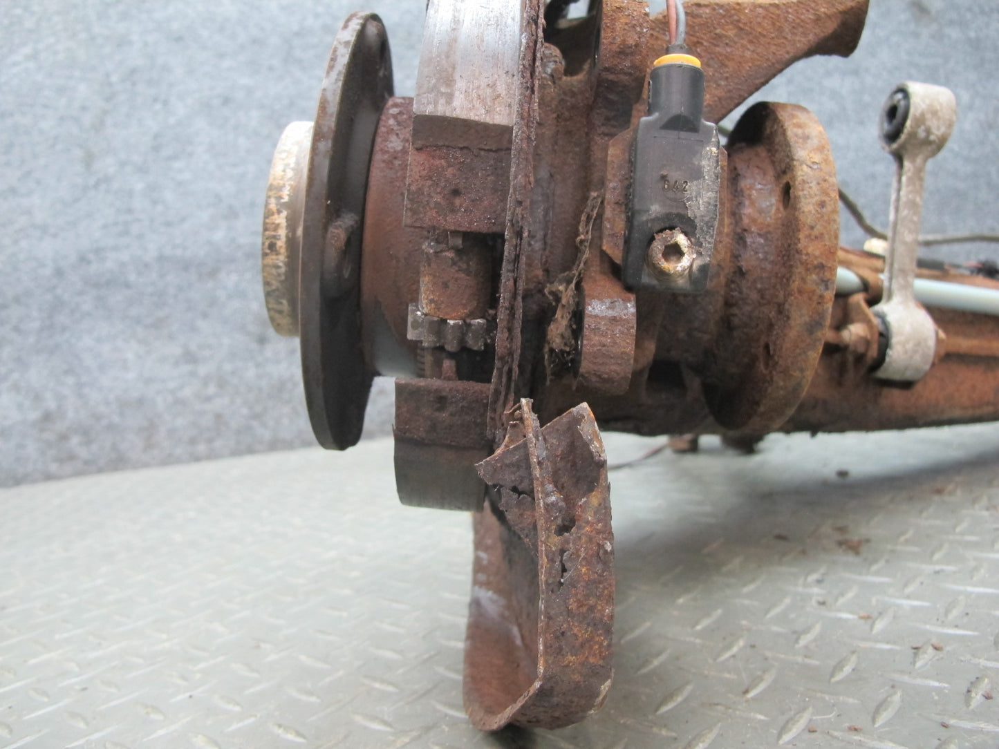 84-89 BMW E24 6-SERIES Rear Right Knuckle Wheel Hub Trailing Arm OEM
