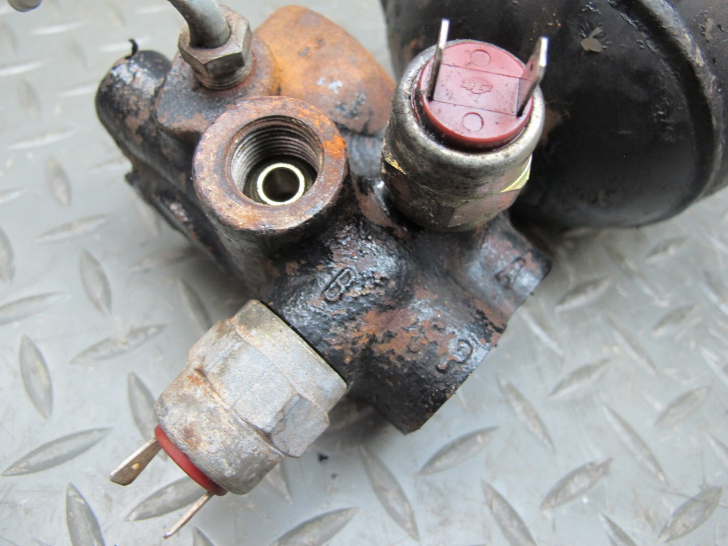 84-89 BMW E24 6-SERIES Hydraulic Brake Pressure Accumulator Regulator OEM