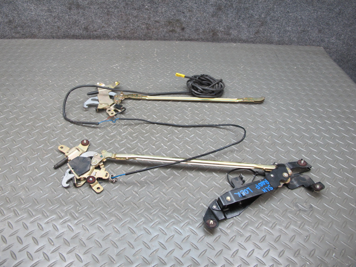 03-12 Mercedes R230 Convertible Set of 2 TOP Roof Lock Latch Striker OEM