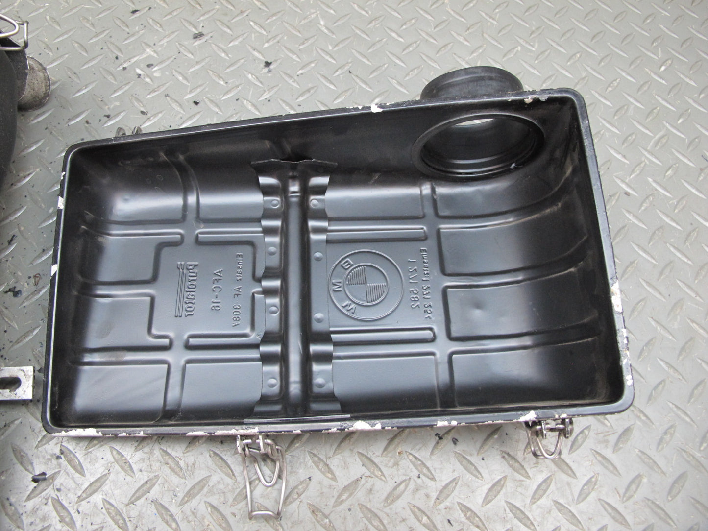80-89 BMW E24 E23 E28 E12 M30 Engine Air Cleaner Filter Box Intake Muffler OEM