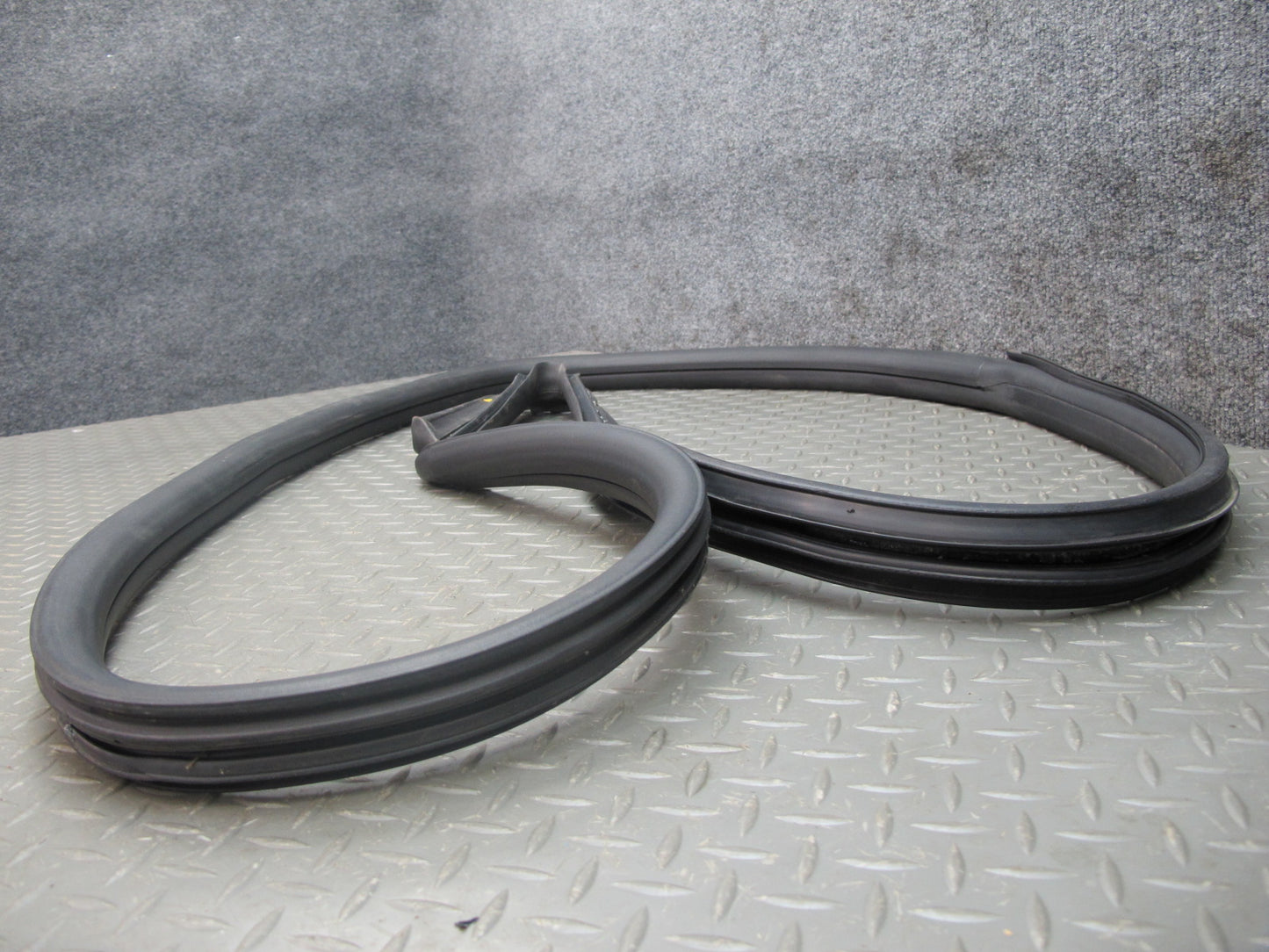 16-23 Chevrolet Camaro Coupe Left Door Weatherstrip Rubber Seal Gasket OEM
