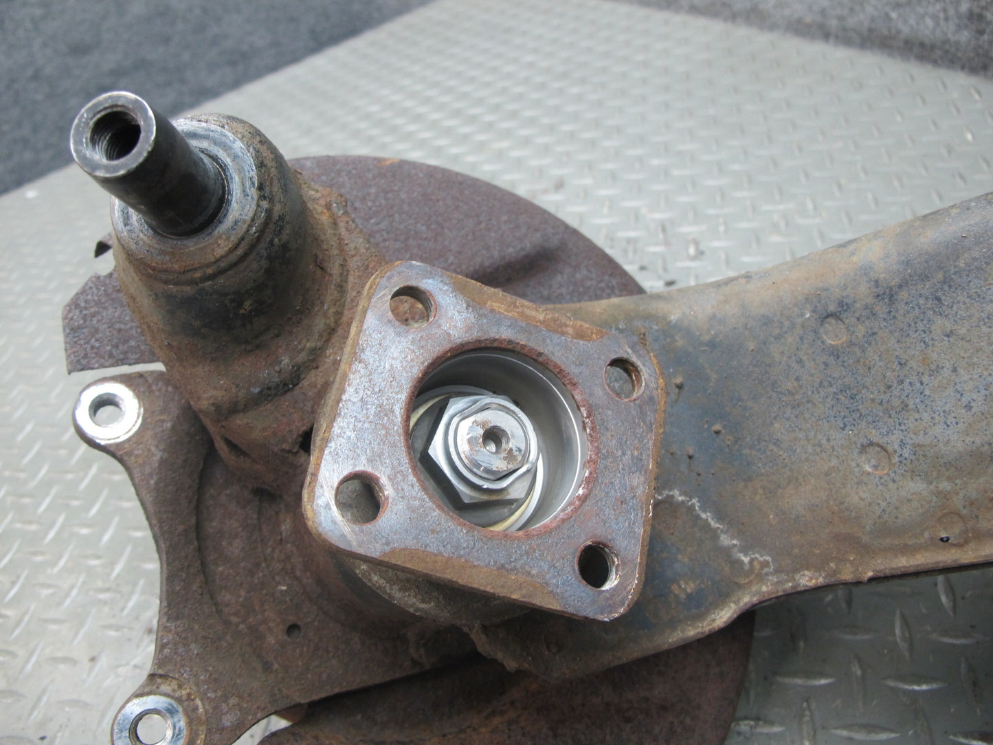 79-81 Datsun Nissan 280ZX NA 2+2 Rear Left Knuckle Wheel Hub Trailing Arm OEM